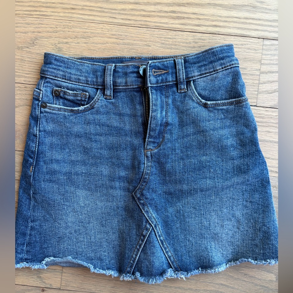 DL1961 girls denim skirt- Size 8. “Jenny mini skirt”. Great condition!